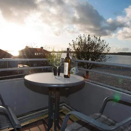 Windjammer: Pamir Apartment *